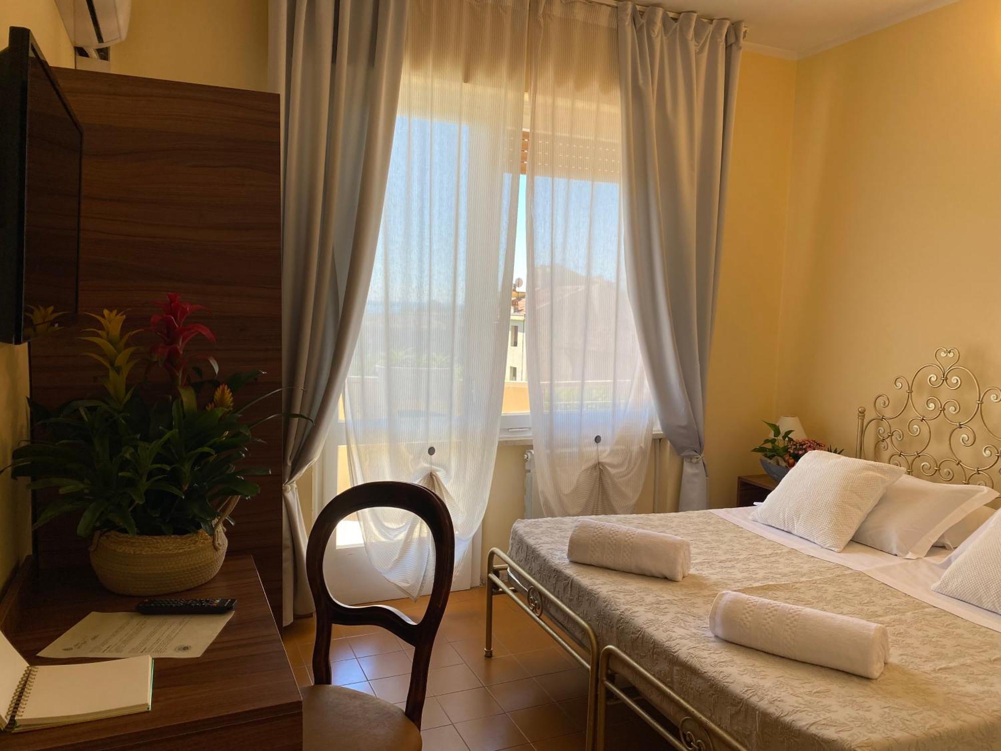 Hotel Adria & Resort Toscolano Maderno Exterior photo